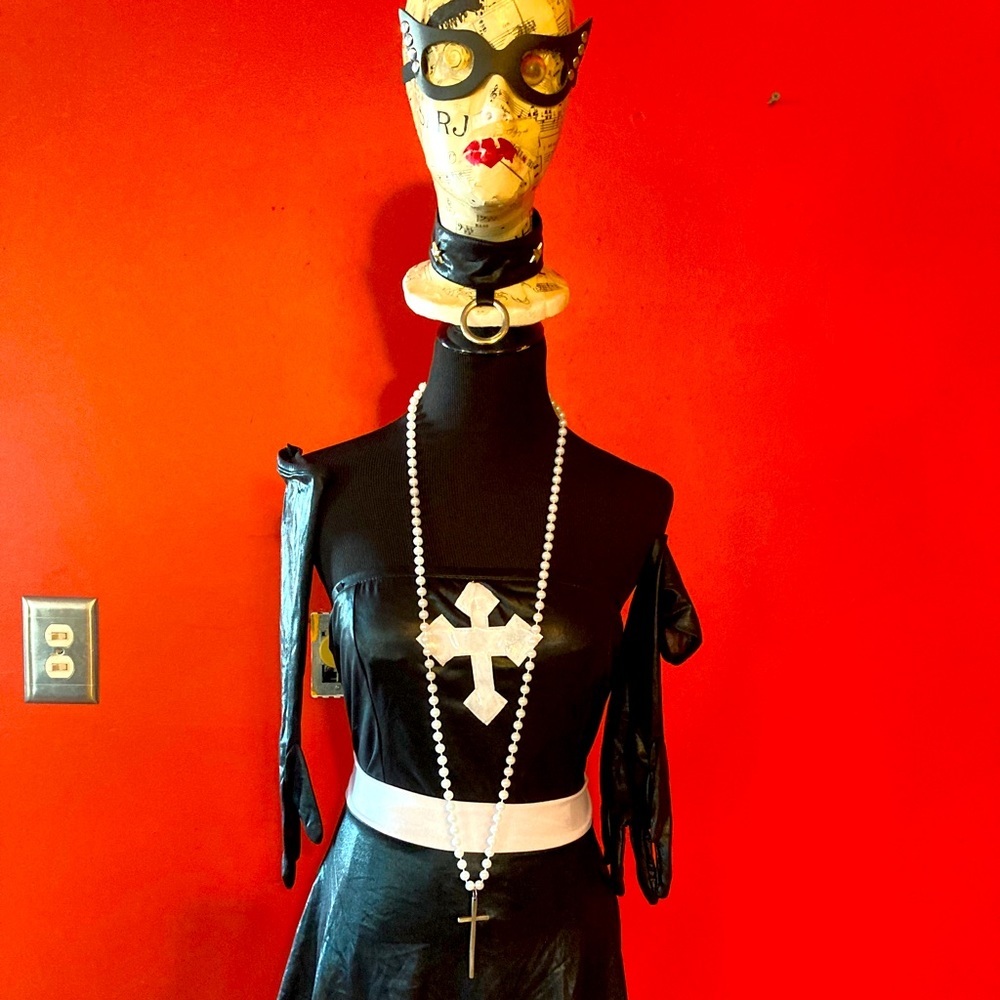 Reversible gothic costume with accessories